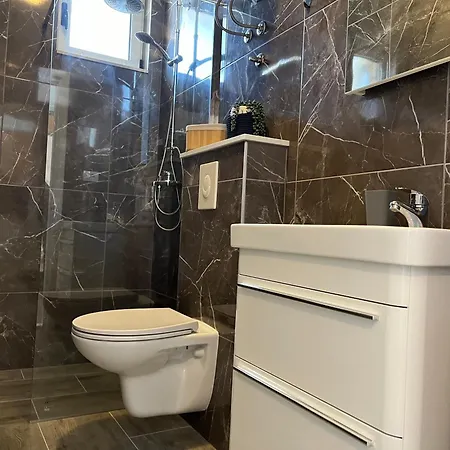 M&i, Free Private Parking