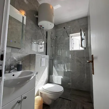 M&i, Free Private Parking ماكارسكا