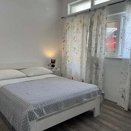 M&i, Free Private Parking Apartment