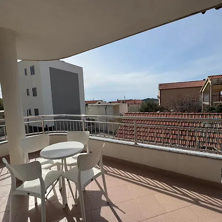 M&i, Free Private Parking Apartment Makarska