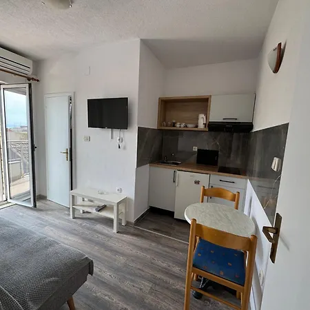 M&i, Free Private Parking Apartment Makarska